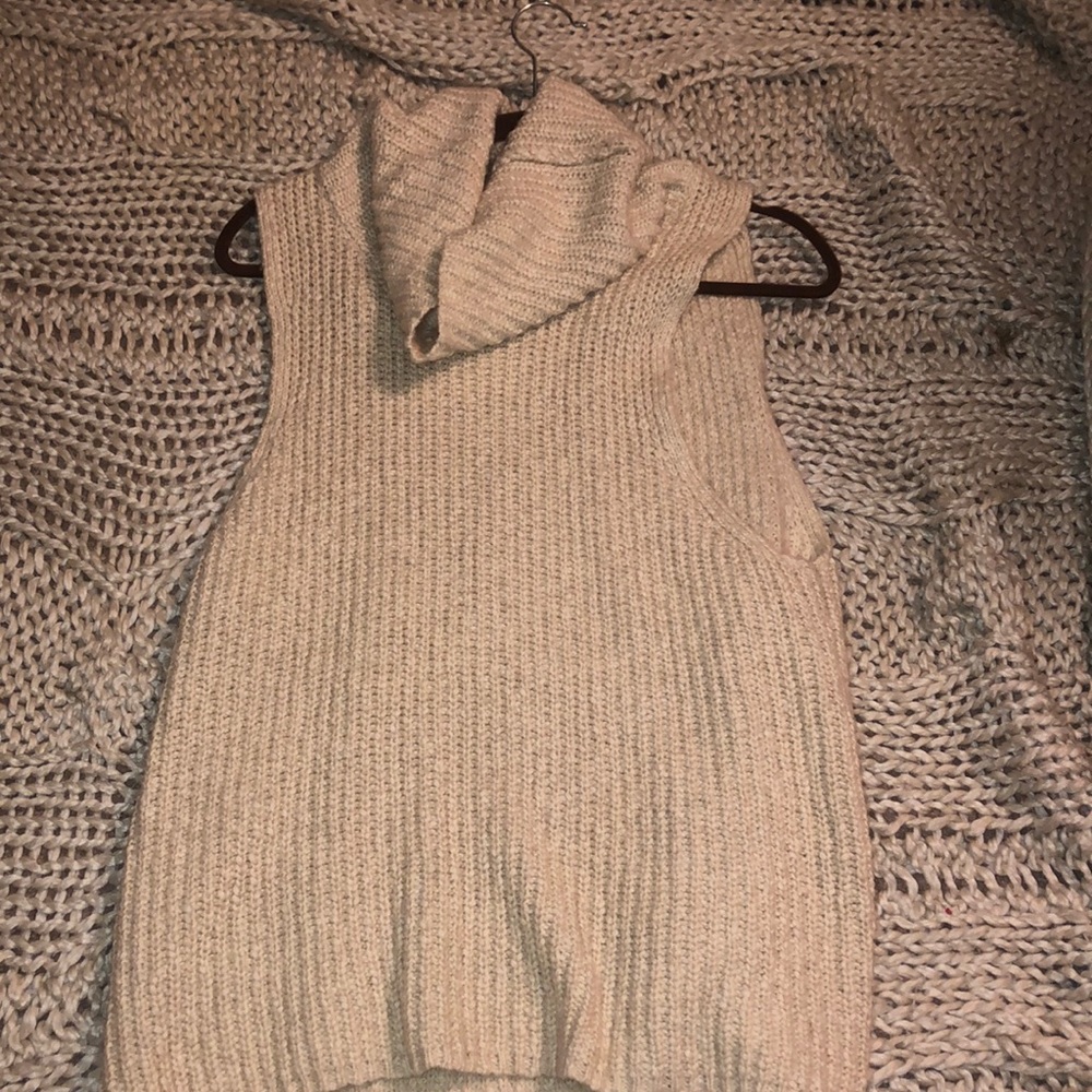 Sleeveless turtleneck